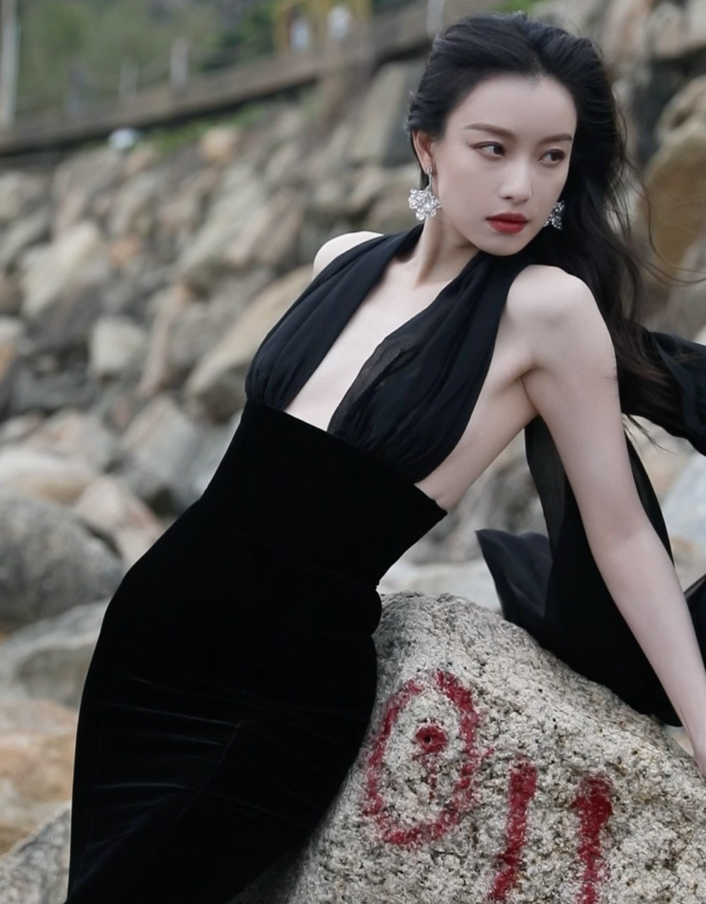 Địch Lệ Nhiệt Ba trông già hơn tuổi thật ảnh 17