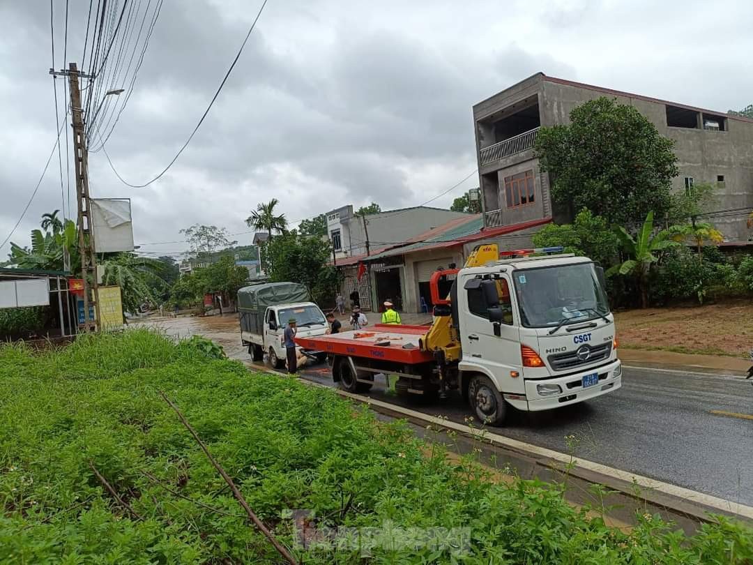 Mưa lớn ở Yên Bái khiến giao thông tê liệt, tạm dừng chạy tàu Hà Nội-Lào Cai ảnh 4