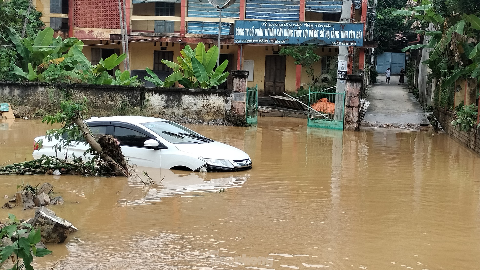 Mưa lớn ở Yên Bái khiến giao thông tê liệt, tạm dừng chạy tàu Hà Nội-Lào Cai ảnh 3