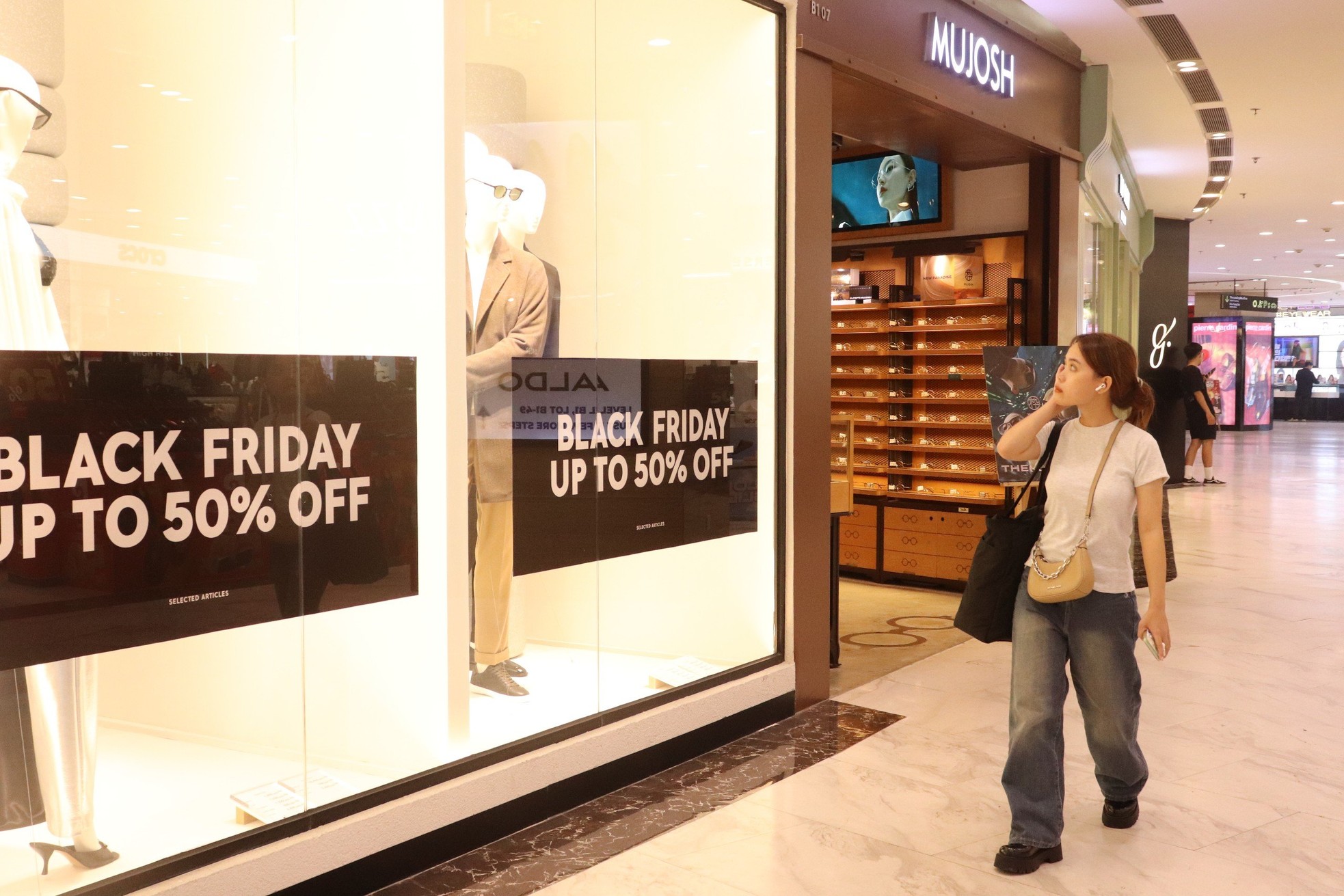 Black Friday mở sớm, hàng hiệu 'sale chồng sale' vẫn ế chỏng chơ ảnh 10