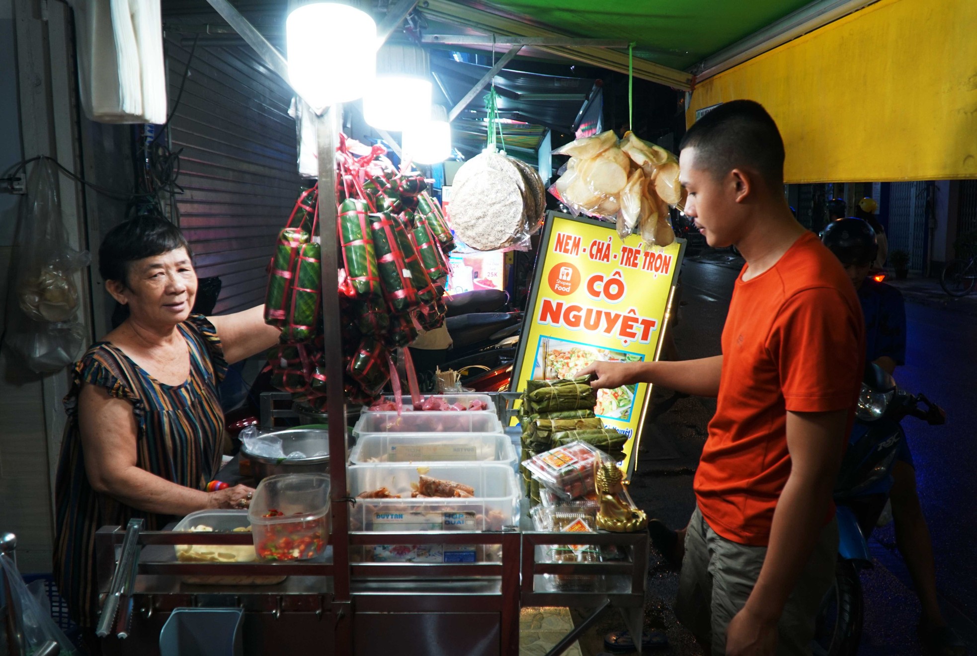 2 phố ẩm thực nổi tiếng ở TPHCM: Nơi đìu hiu, chỗ nườm nượp khách ảnh 2