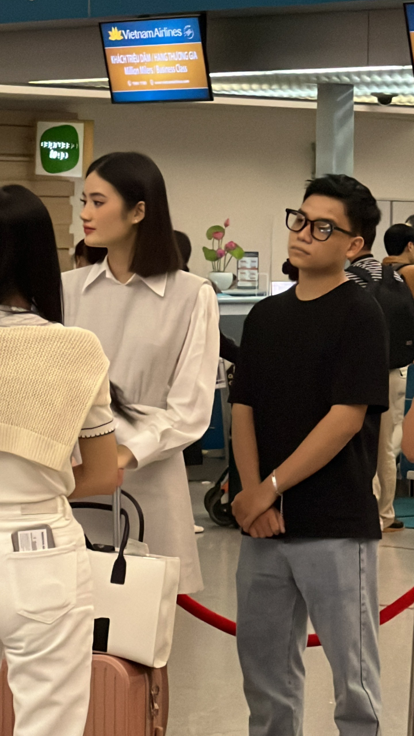 Thấy gì từ hai lần xin lỗi của Hoa hậu Ý Nhi ảnh 2