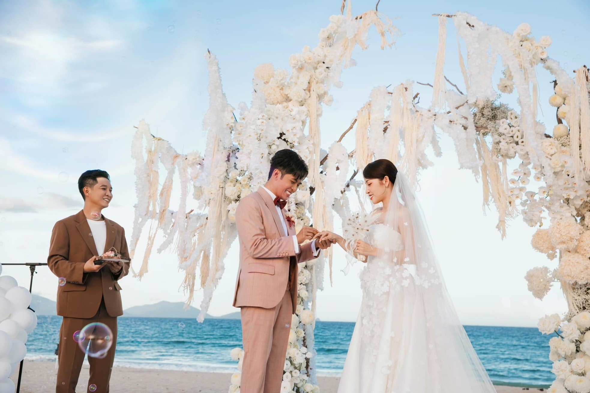 Ảnh độc của dàn sao Việt trong tiệc cưới Puka - Gin Tuấn Kiệt ảnh 1