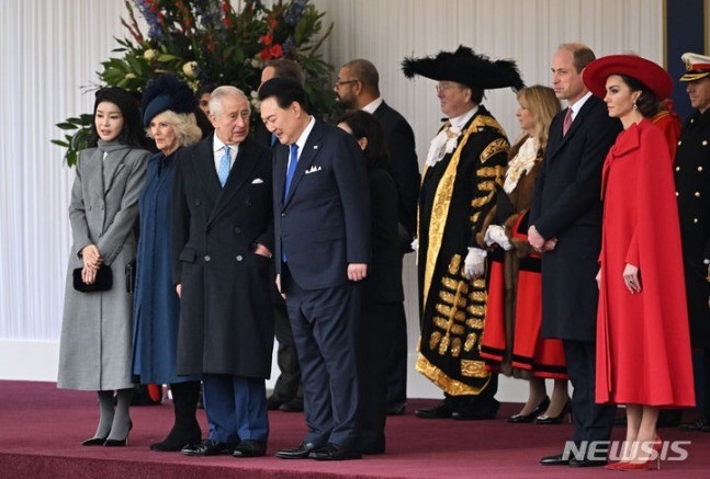 Đệ nhất Phu nhân Hàn Quốc được khen khi đứng cạnh Vương phi Kate ảnh 2