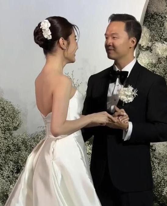 Lễ cưới của Diễm My 9X và chồng doanh nhân ảnh 2