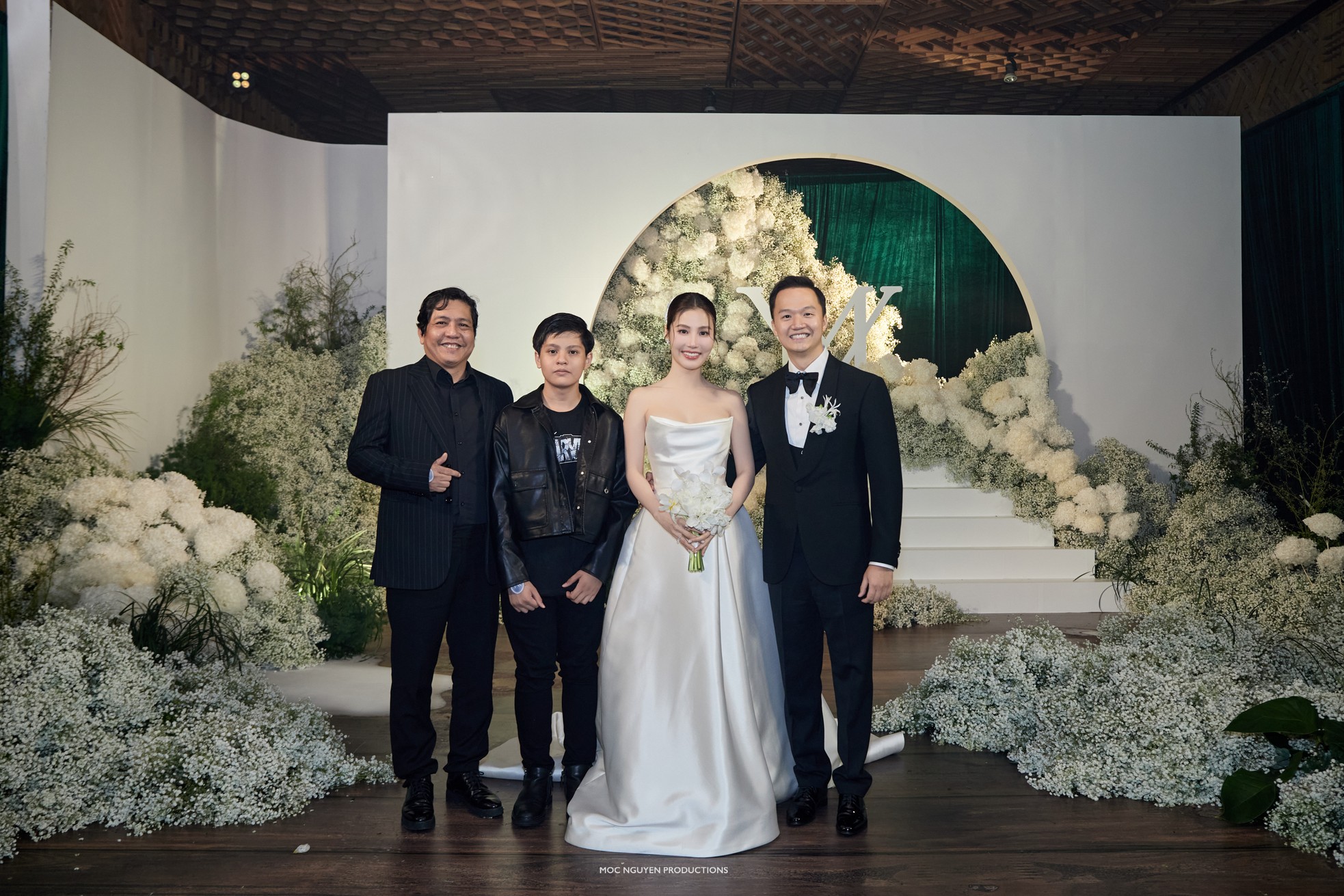 Gần như cả showbiz Việt quy tụ ở lễ cưới Diễm My 9X ảnh 1