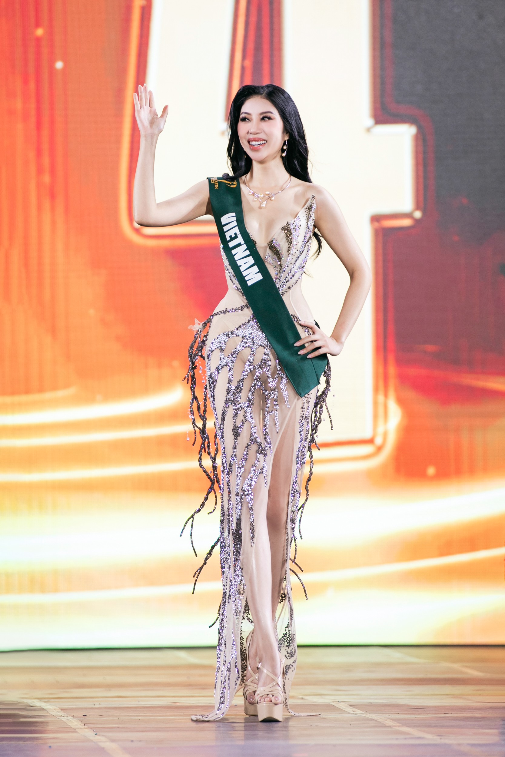 Biểu cảm không tin nổi của Đỗ Thị Lan Anh khi được gọi tên vào Top 4 Hoa hậu Trái Đất ảnh 18
