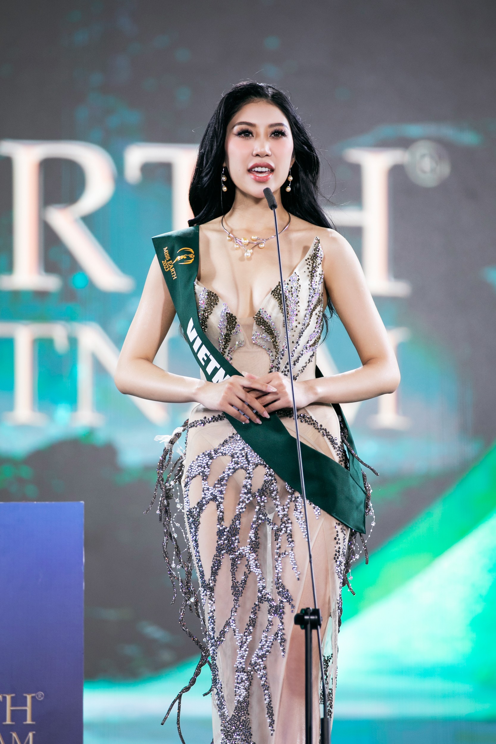 Biểu cảm không tin nổi của Đỗ Thị Lan Anh khi được gọi tên vào Top 4 Hoa hậu Trái Đất ảnh 12