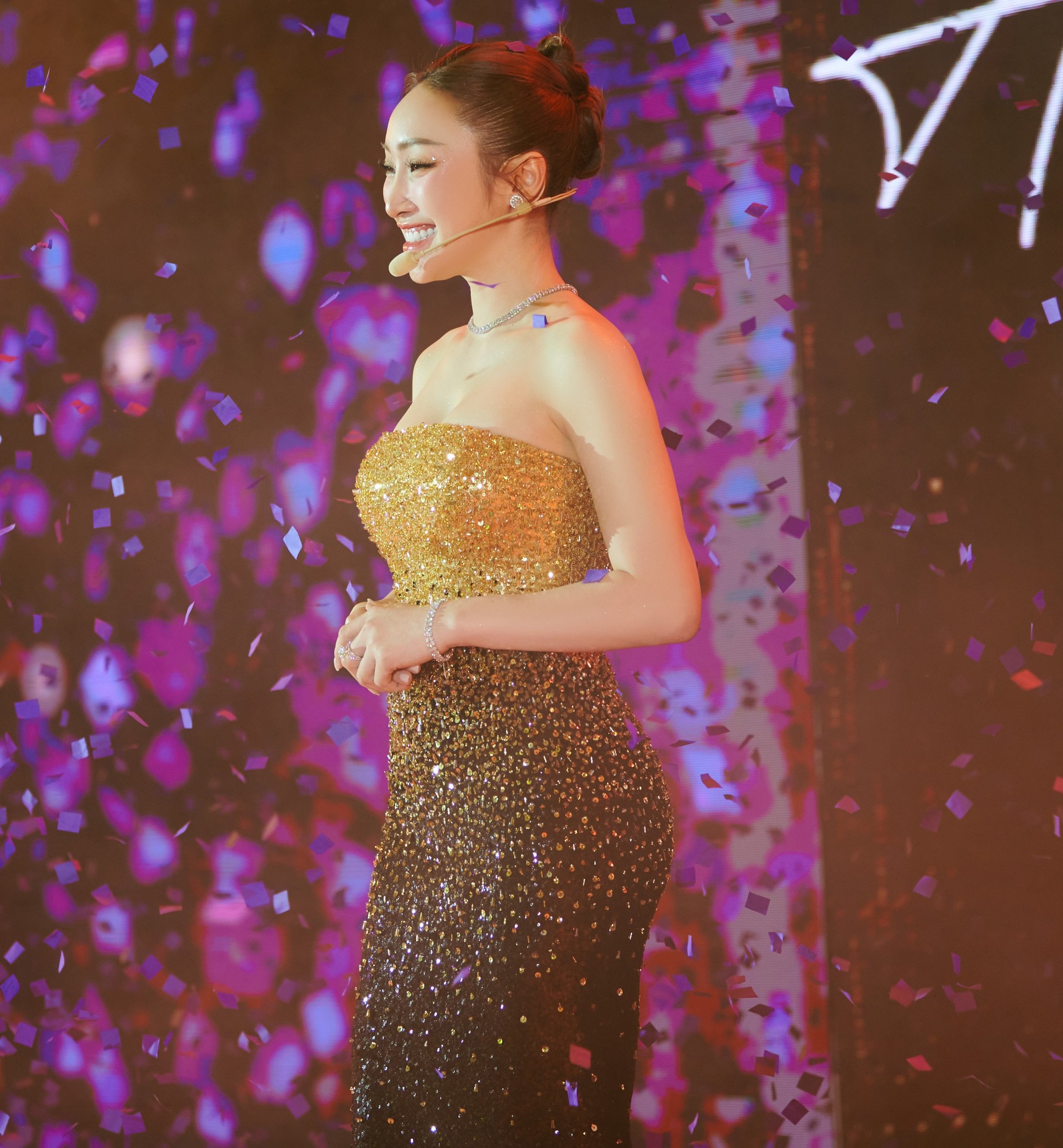 Lệ Quyên, Văn Mai Hương mặc áo hai dây hát dù Hà Nội dưới 10 độ C ảnh 4