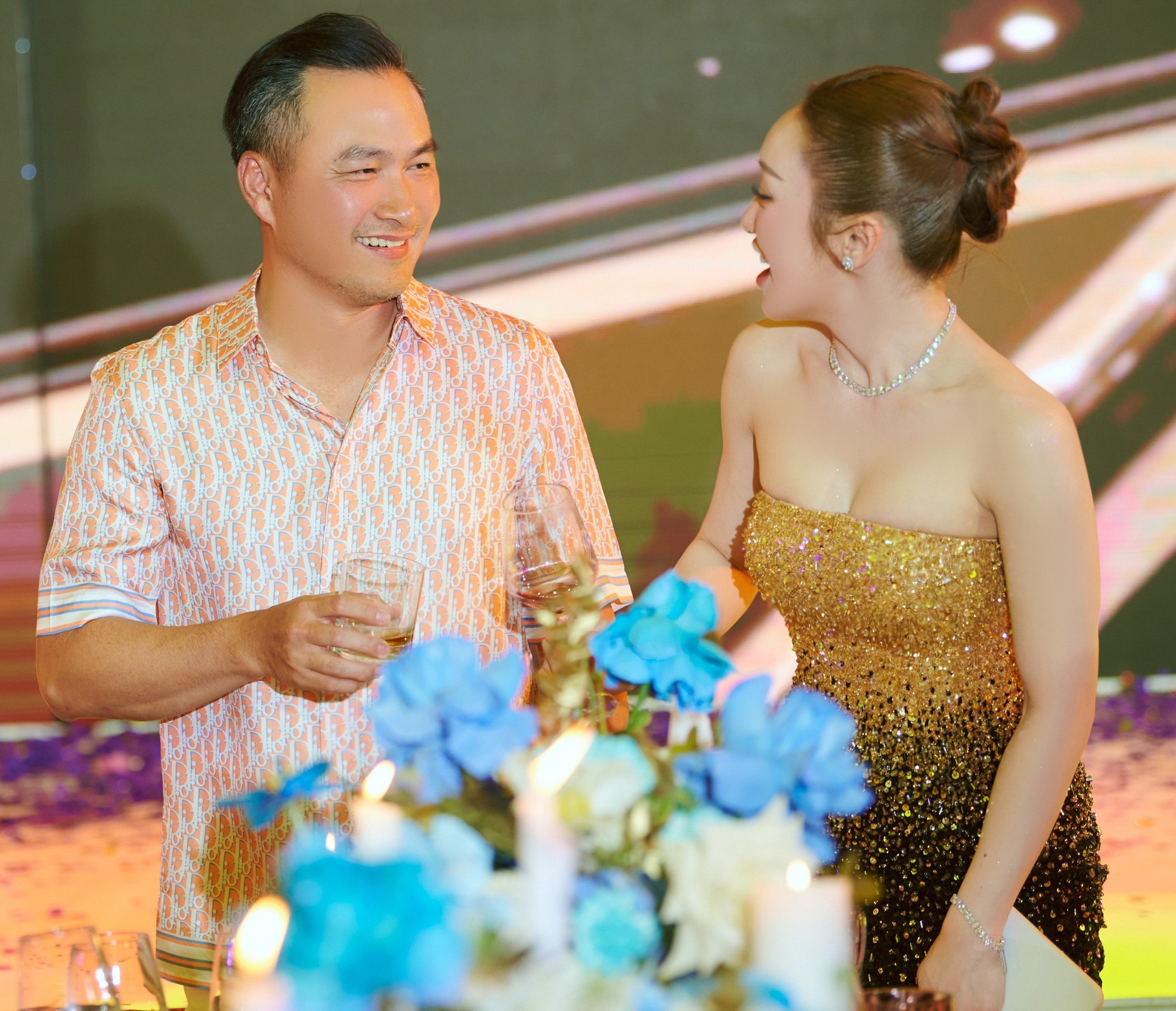 Lệ Quyên, Văn Mai Hương mặc áo hai dây hát dù Hà Nội dưới 10 độ C ảnh 1