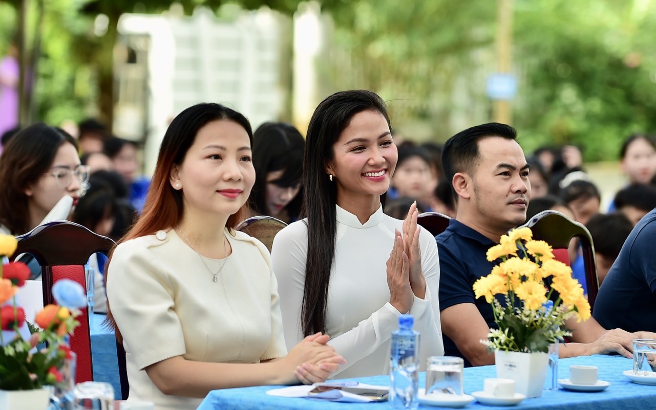 Hoa hậu H’Hen Niê cùng Danisa trao tri ân, tiếp sức cho giáo viên khó khăn tỉnh Sơn La ảnh 2