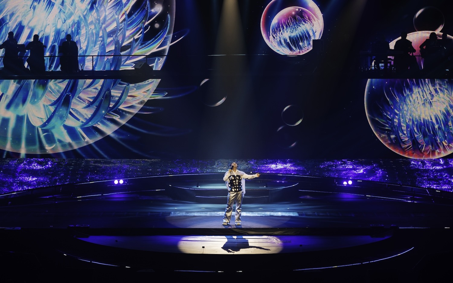 Live show của Trung Quân: Bất ngờ không chỉ ở giọng hát live ảnh 4