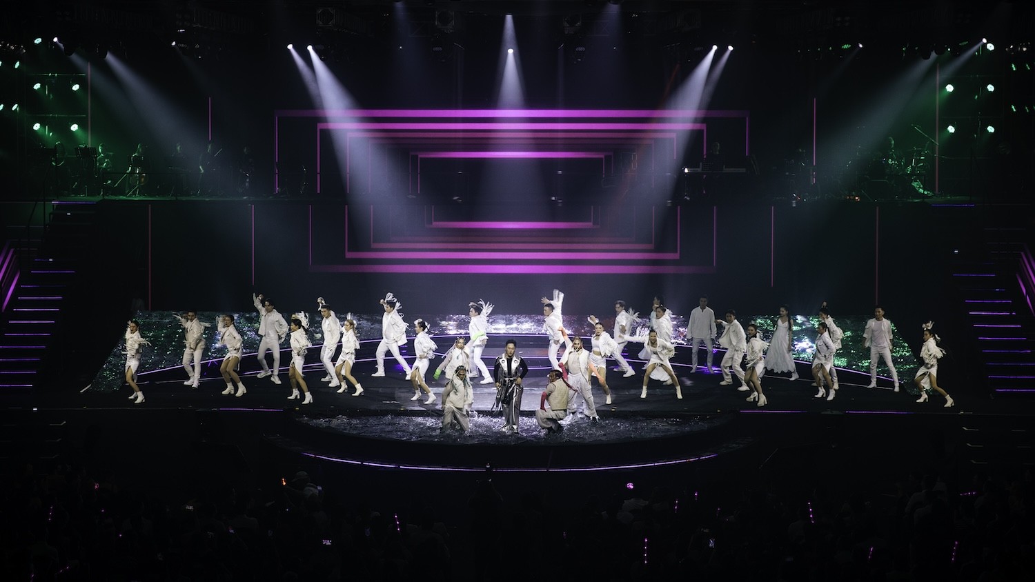 Live show của Trung Quân: Bất ngờ không chỉ ở giọng hát live ảnh 10