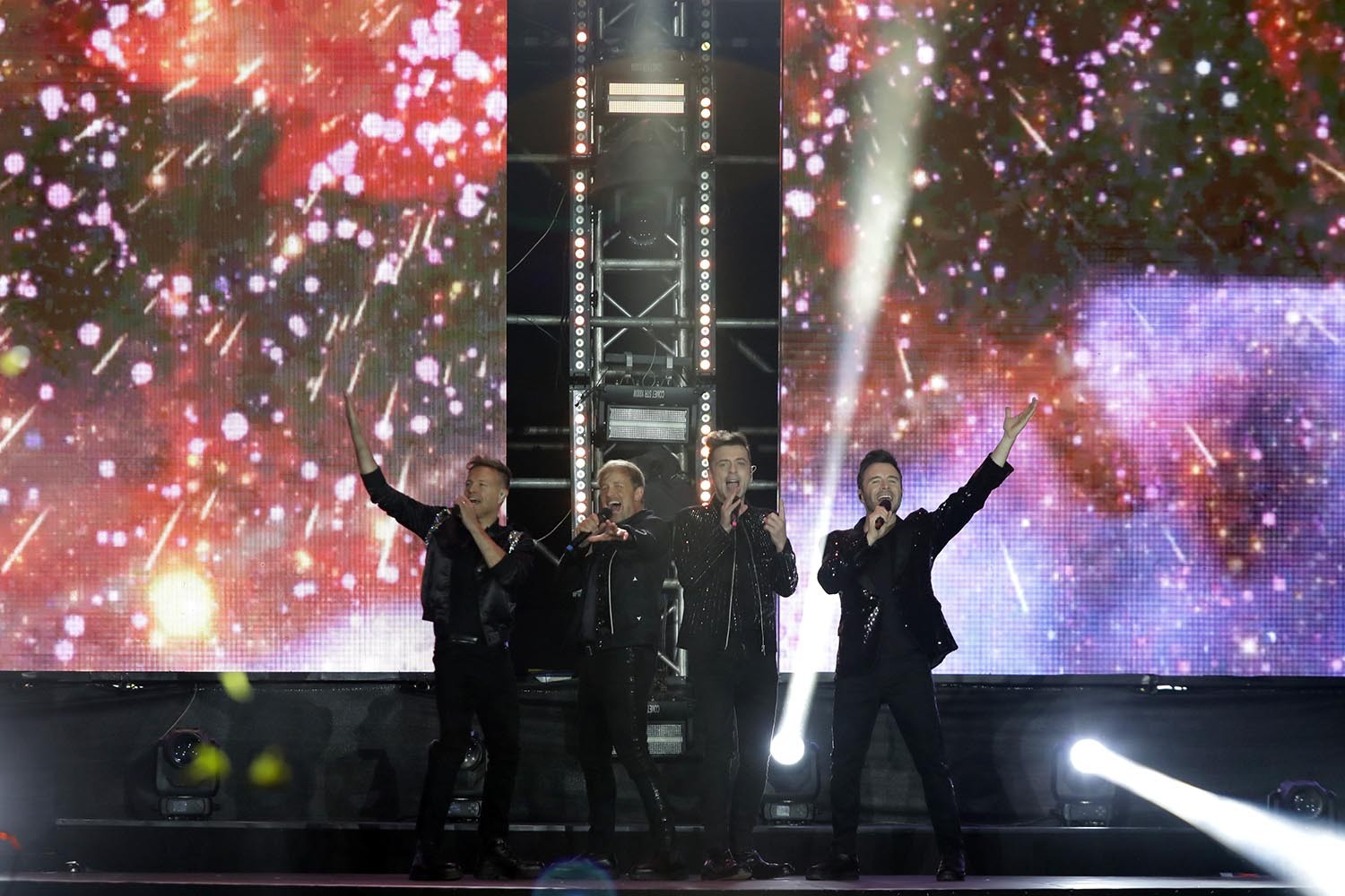 Đêm nhạc Westlife tại TP.HCM giữa phàn nàn ghế xấu, bị che khuất tầm nhìn ảnh 1