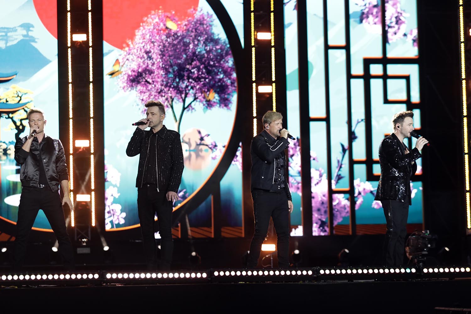 Đêm nhạc Westlife tại TP.HCM giữa phàn nàn ghế xấu, bị che khuất tầm nhìn ảnh 2