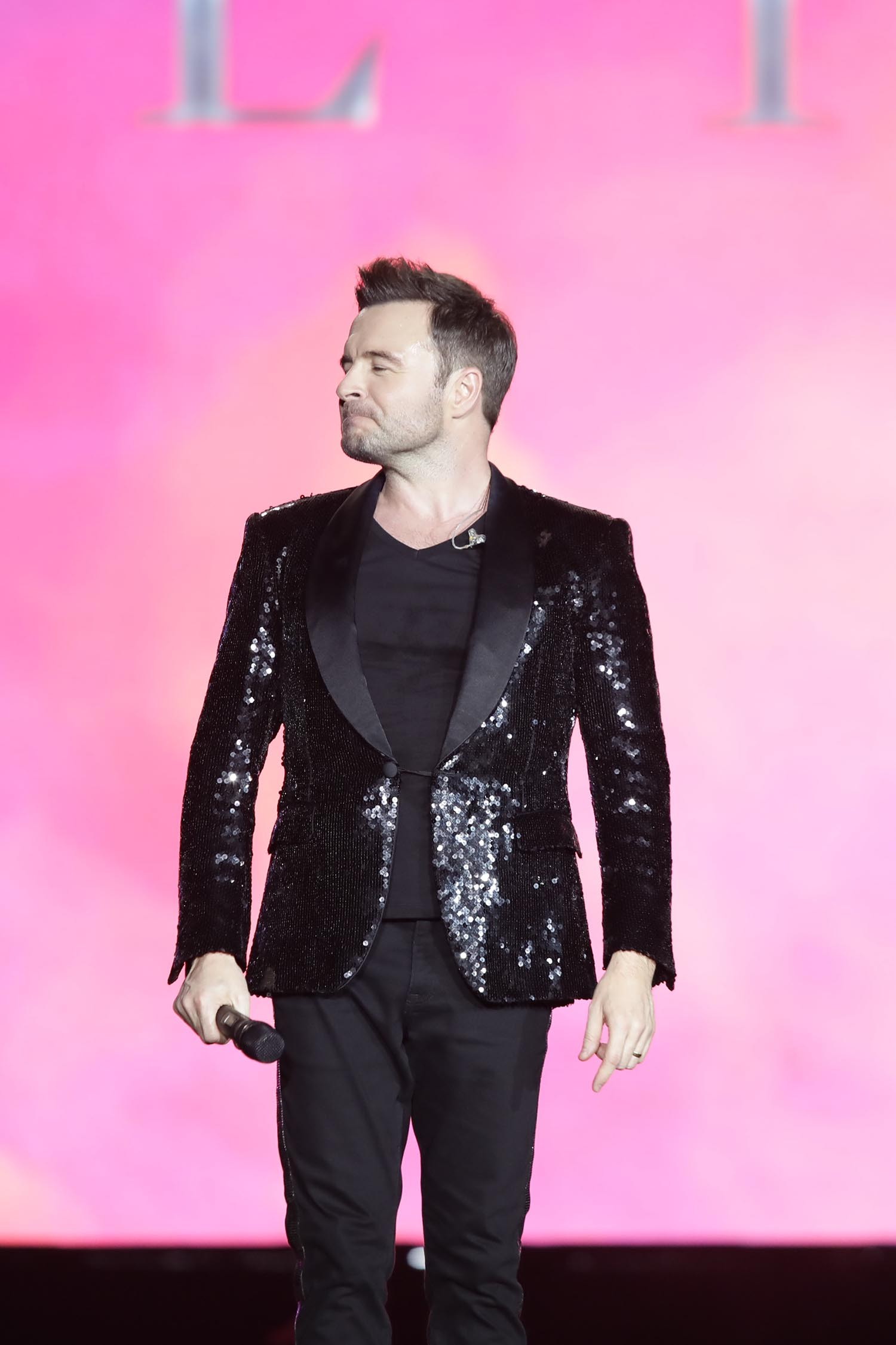 Đêm nhạc Westlife tại TP.HCM giữa phàn nàn ghế xấu, bị che khuất tầm nhìn ảnh 3