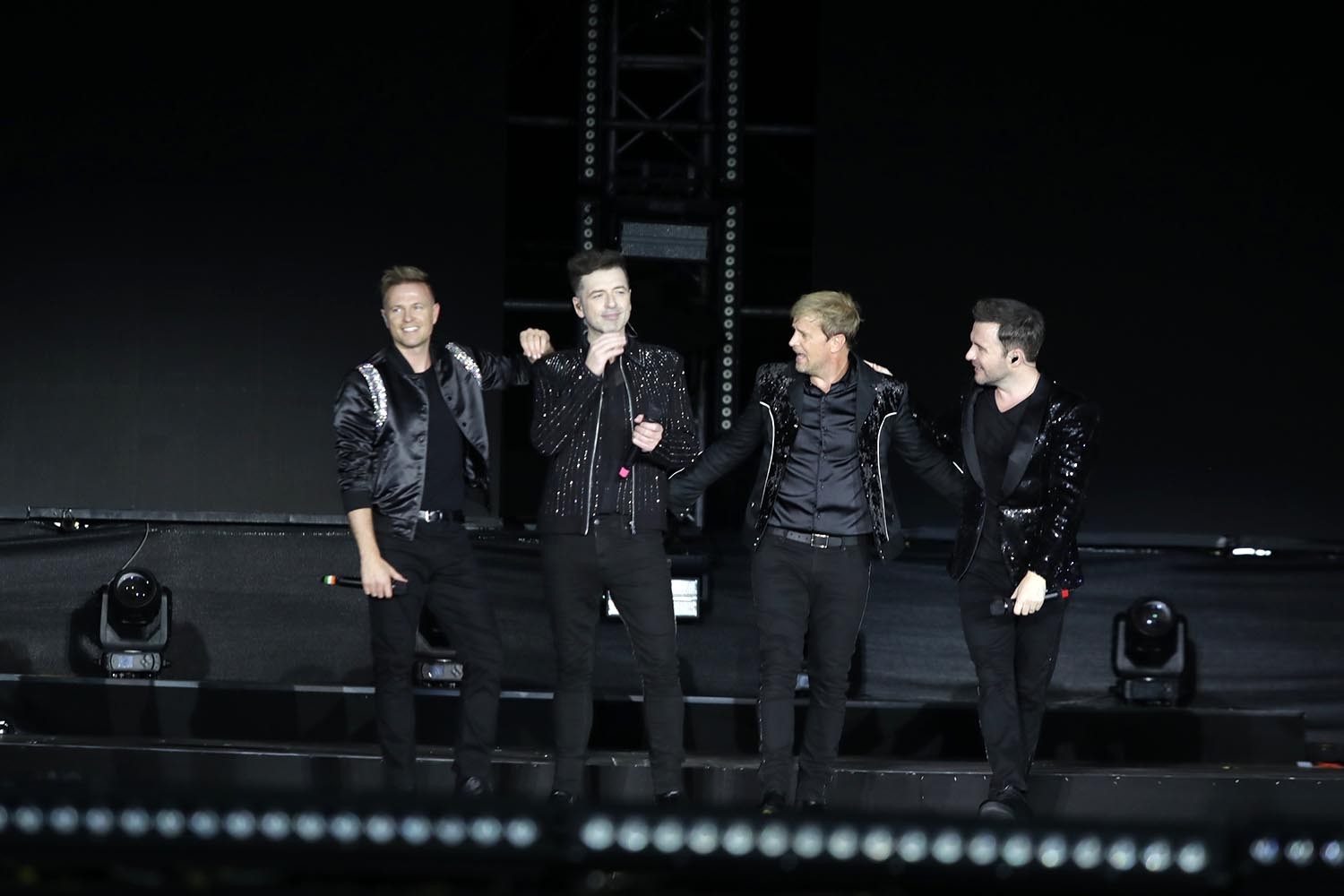 Đêm nhạc Westlife tại TP.HCM giữa phàn nàn ghế xấu, bị che khuất tầm nhìn ảnh 8