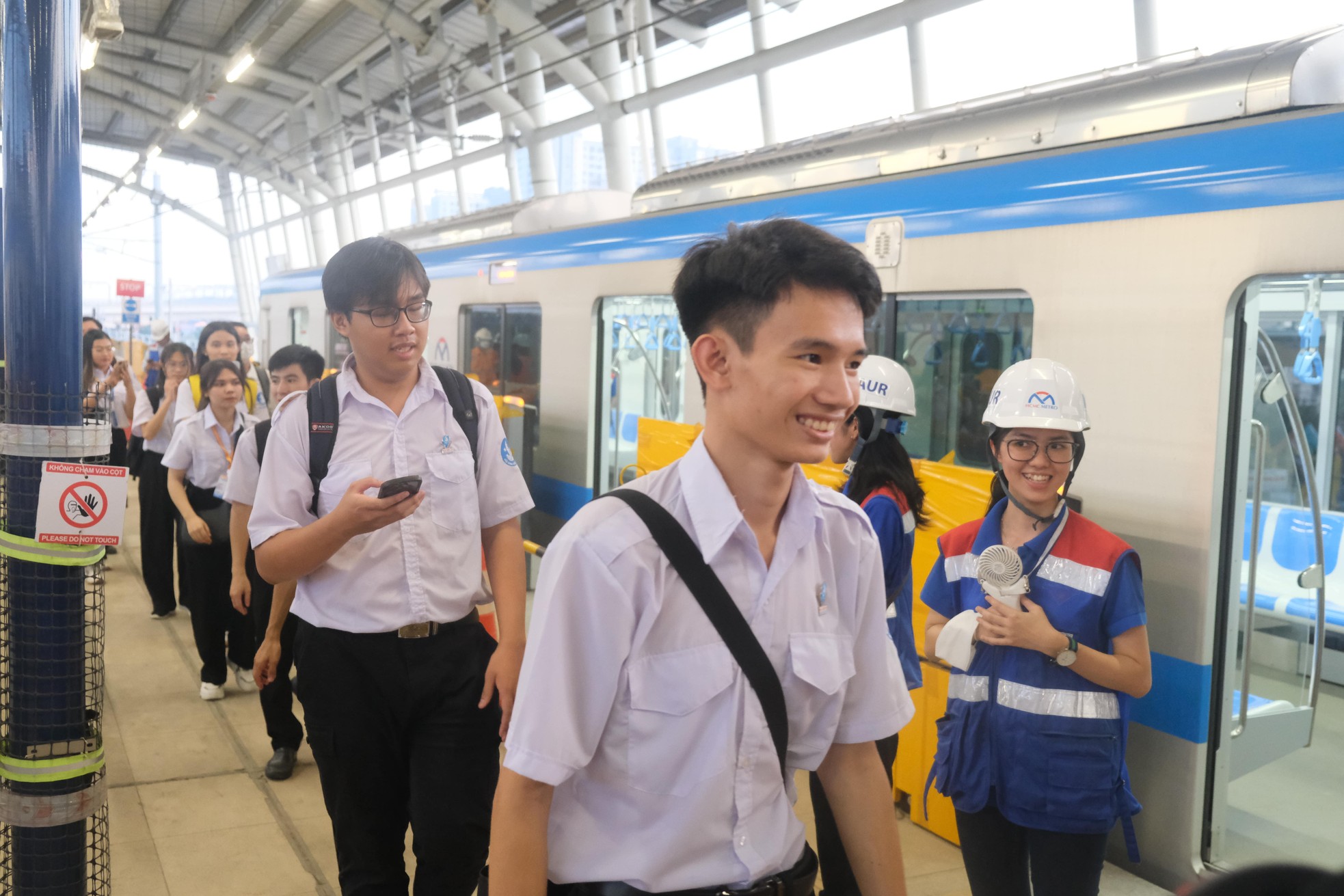Hàng trăm đại biểu Hội Sinh viên Việt Nam trải nghiệm tàu Metro số 1 Bến Thành - Suối Tiên ảnh 9