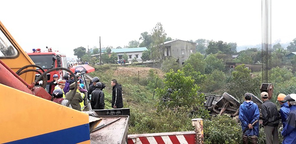 Xe tải đông lạnh lật nhào bên Quốc lộ 1, ba người thương vong ảnh 2