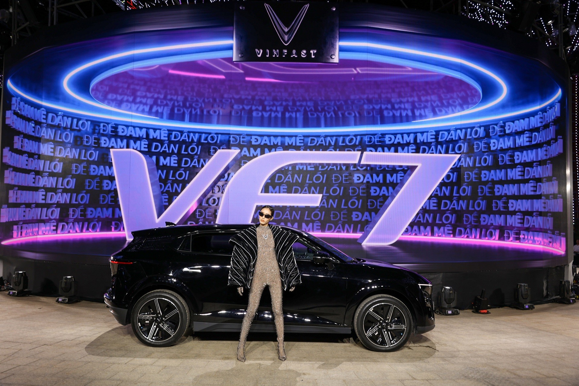 Mãn nhãn màn ra mắt ấn tượng của VF 7 trong không gian đậm chất thời trang và công nghệ