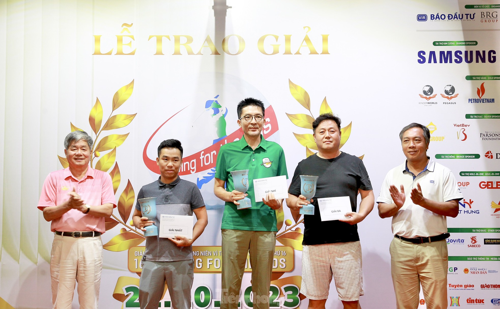 Trao giải cho các golfer xuất sắc của Giải golf Swing for the Kids lần thứ 16 ảnh 6