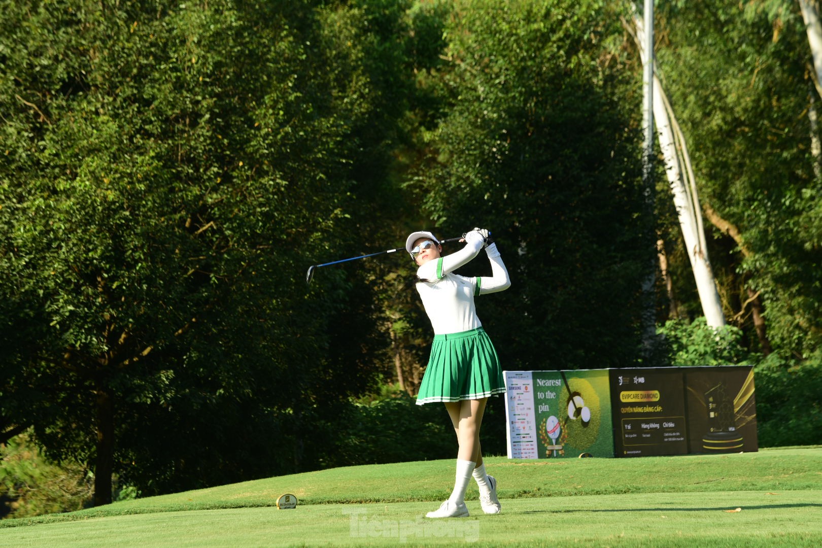 Trao giải cho các golfer xuất sắc của Giải golf Swing for the Kids lần thứ 16 ảnh 3