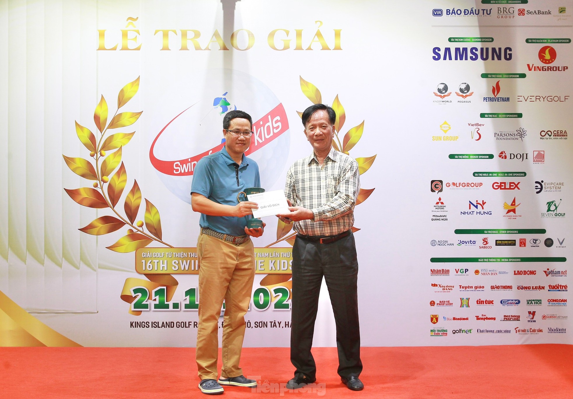 Trao giải cho các golfer xuất sắc của Giải golf Swing for the Kids lần thứ 16 ảnh 1