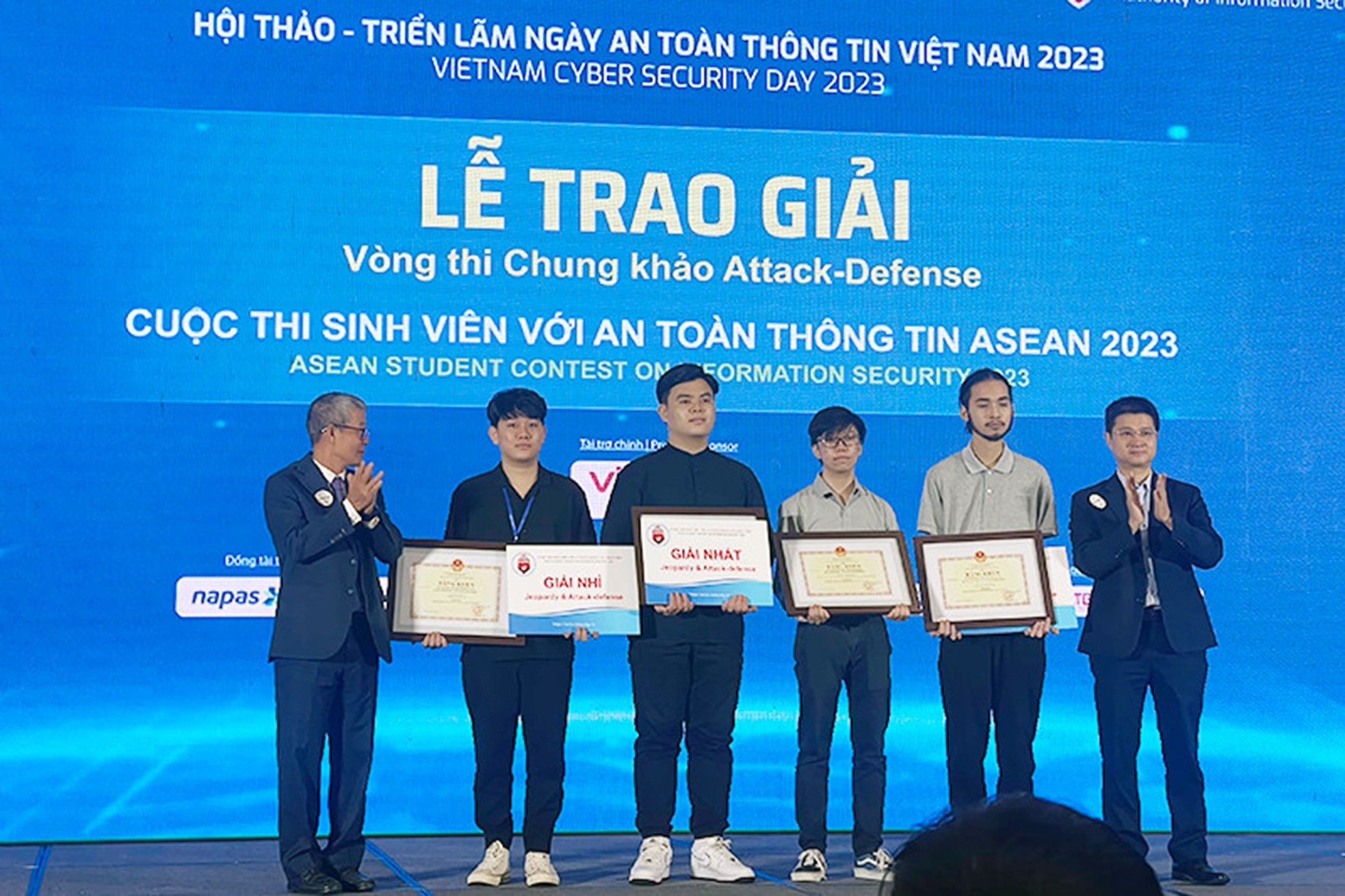Sinh viên ĐH Duy Tân giành giải Ba cuộc thi “Tìm kiếm Tài năng Thiết kế và Lập trình Game” Anh-2-bai-pr-duy-tan-4091