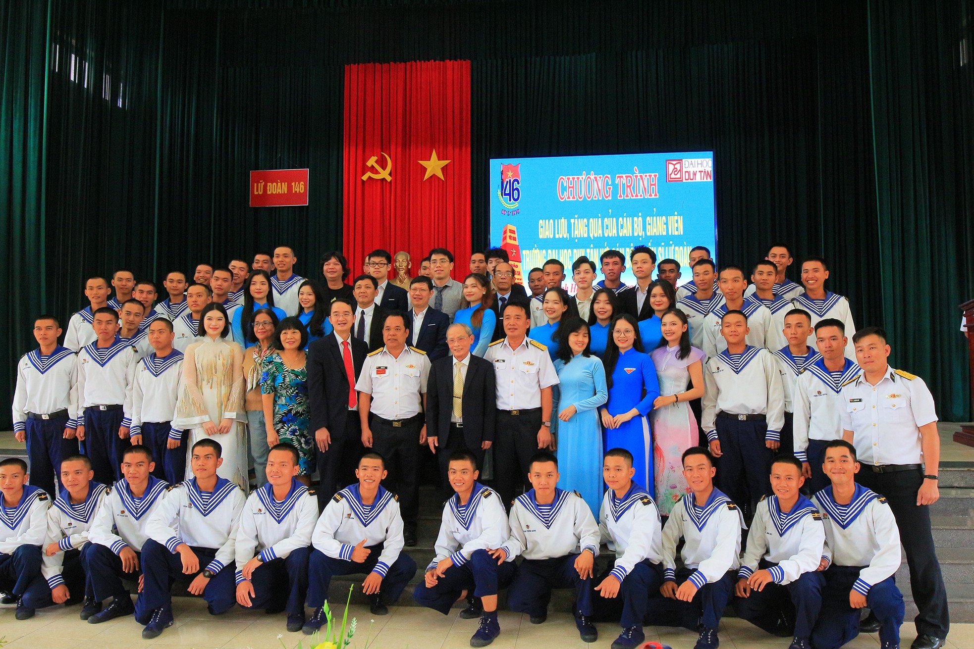 ĐH Duy Tân thăm, giao lưu, tặng quà CBCS Vùng 4 Hải quân ảnh 5