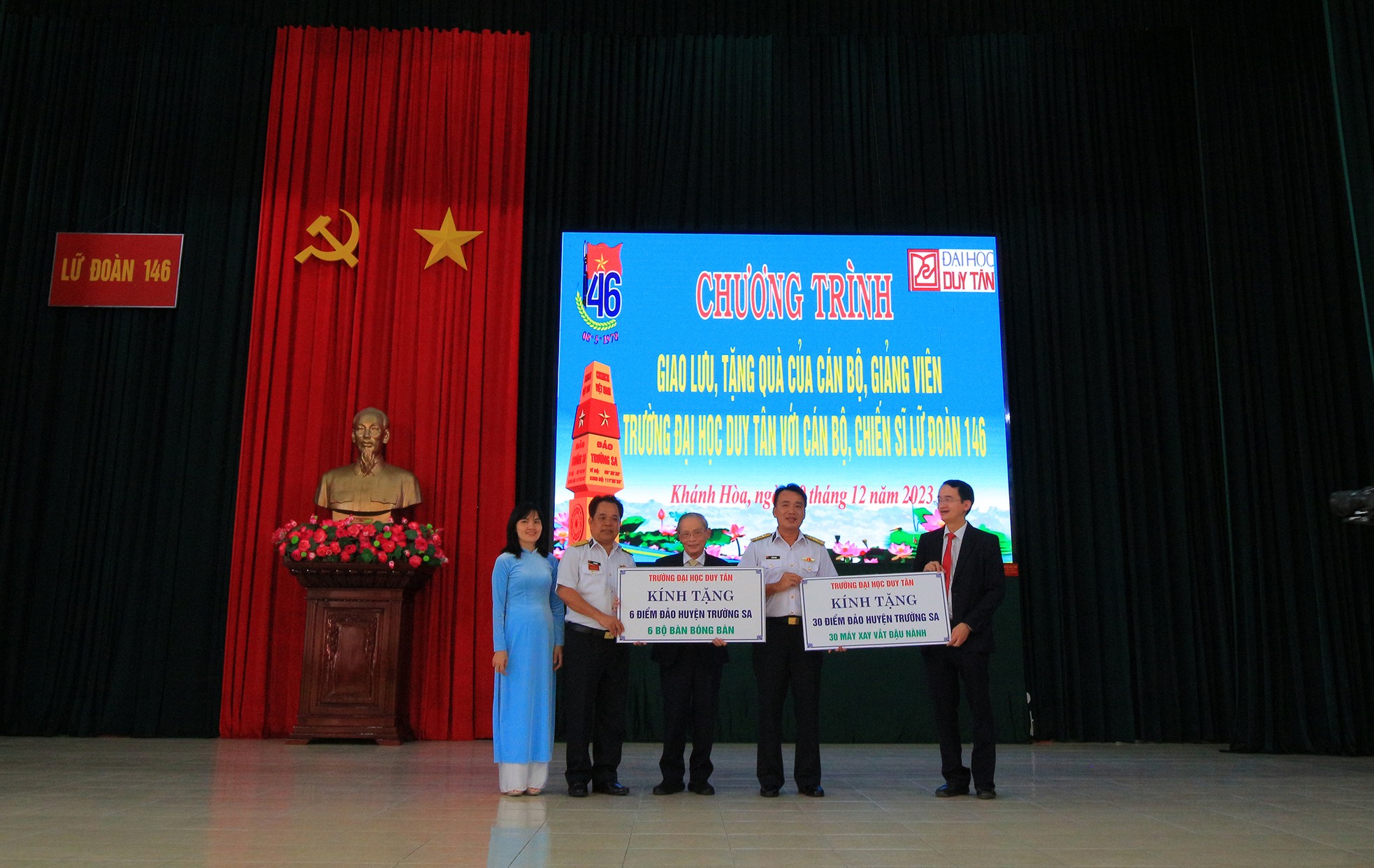 ĐH Duy Tân thăm, giao lưu, tặng quà CBCS Vùng 4 Hải quân ảnh 2