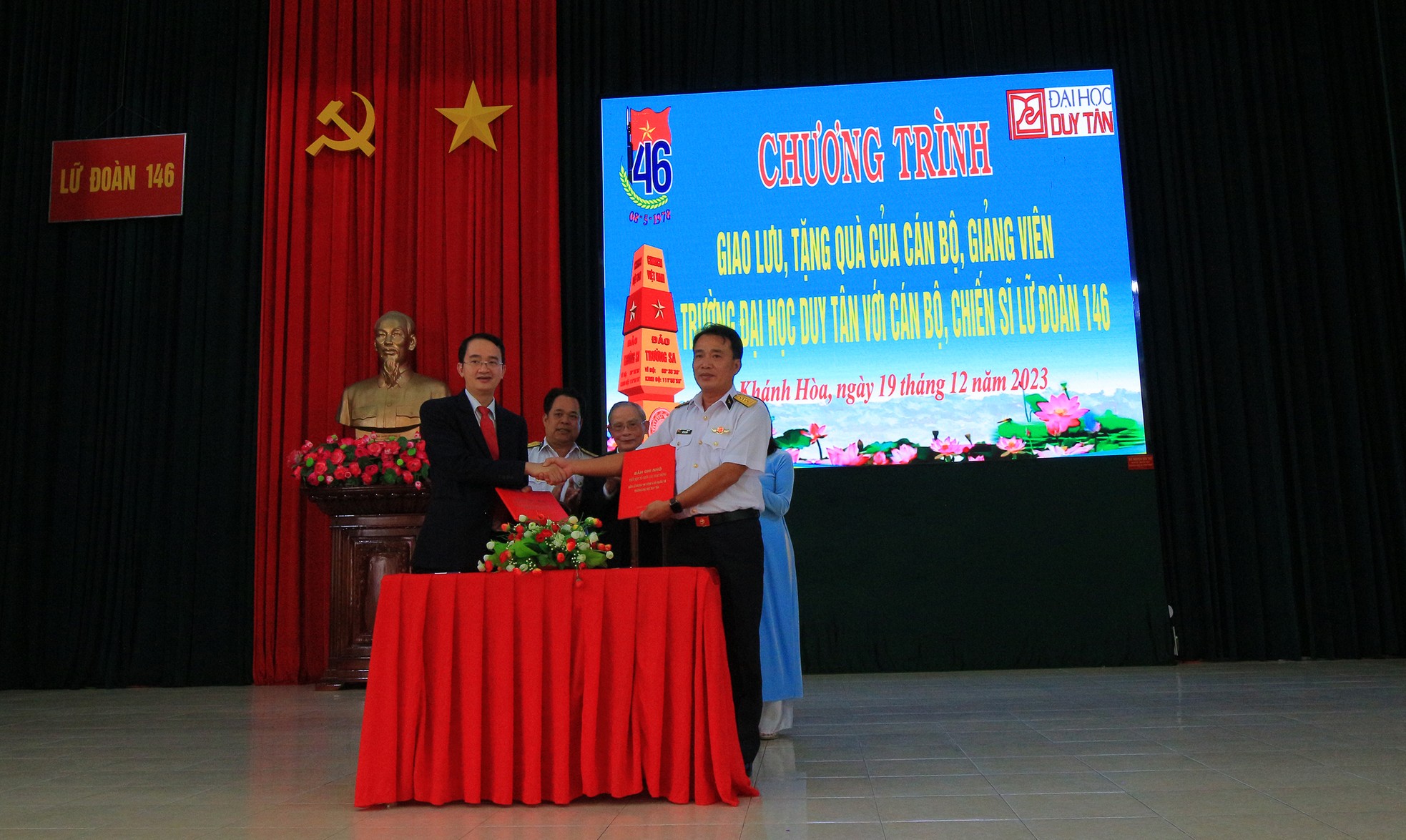 ĐH Duy Tân thăm, giao lưu, tặng quà CBCS Vùng 4 Hải quân ảnh 3