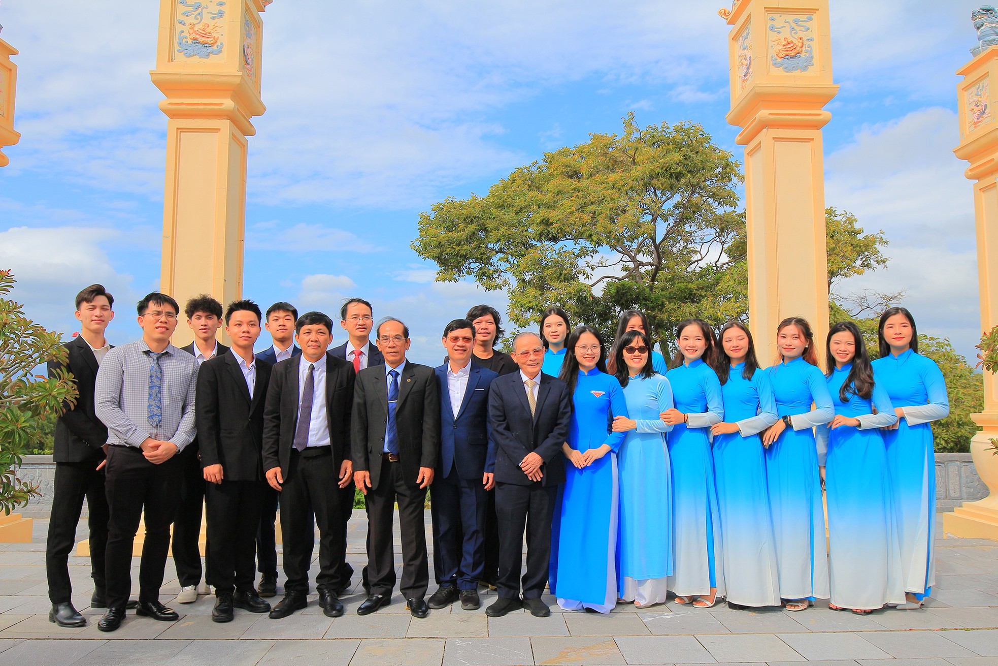 ĐH Duy Tân thăm, giao lưu, tặng quà CBCS Vùng 4 Hải quân ảnh 7