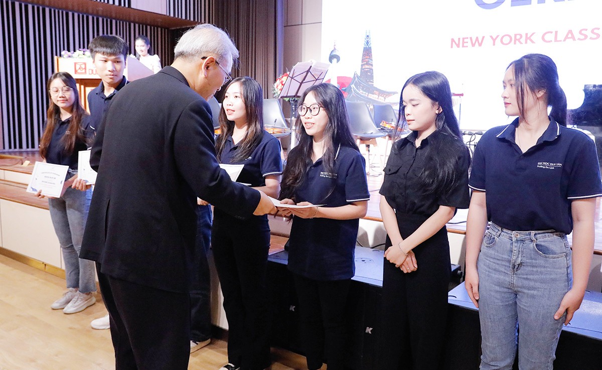 Sinh viên ĐH Duy Tân nhận danh hiệu Sao tháng Giêng, Sinh viên 5 tốt cấp Trung ương Anh-2-a-bai-pr-duy-tan-7113