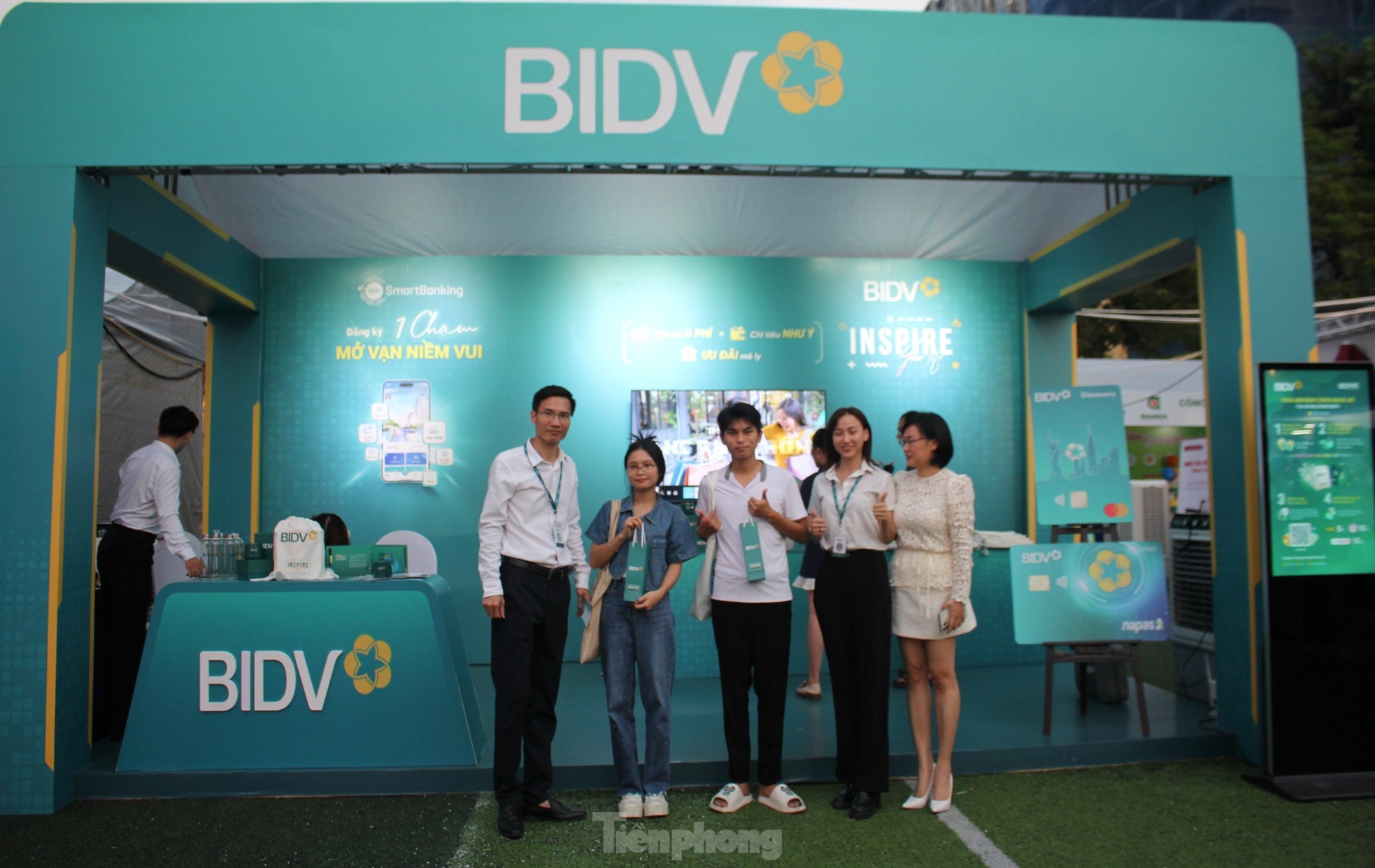Độc lạ các kiểu check-in tại gian hàng Ngày Thẻ Việt Nam ảnh 14