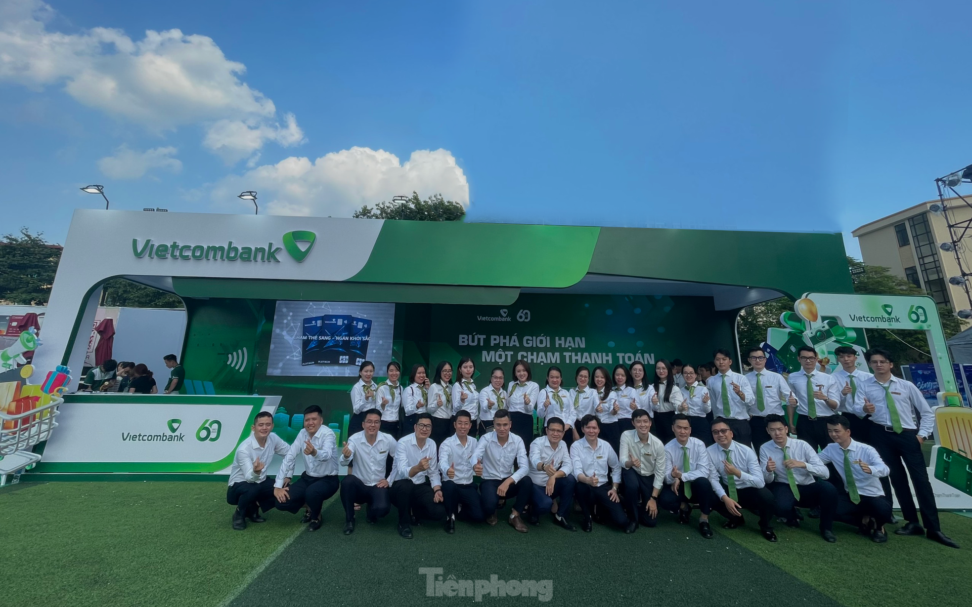 Độc lạ các kiểu check-in tại gian hàng Ngày Thẻ Việt Nam ảnh 1