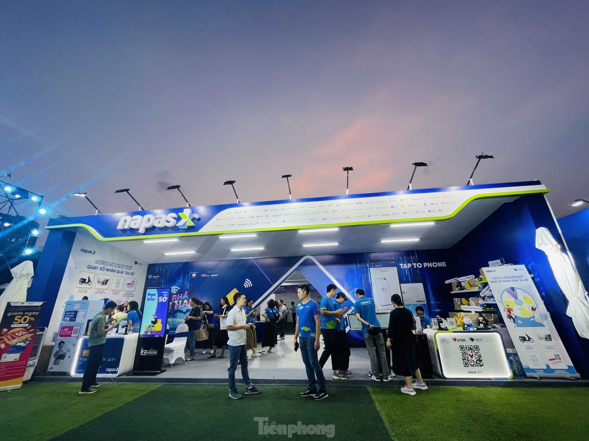 Độc lạ các kiểu check-in tại gian hàng Ngày Thẻ Việt Nam ảnh 4