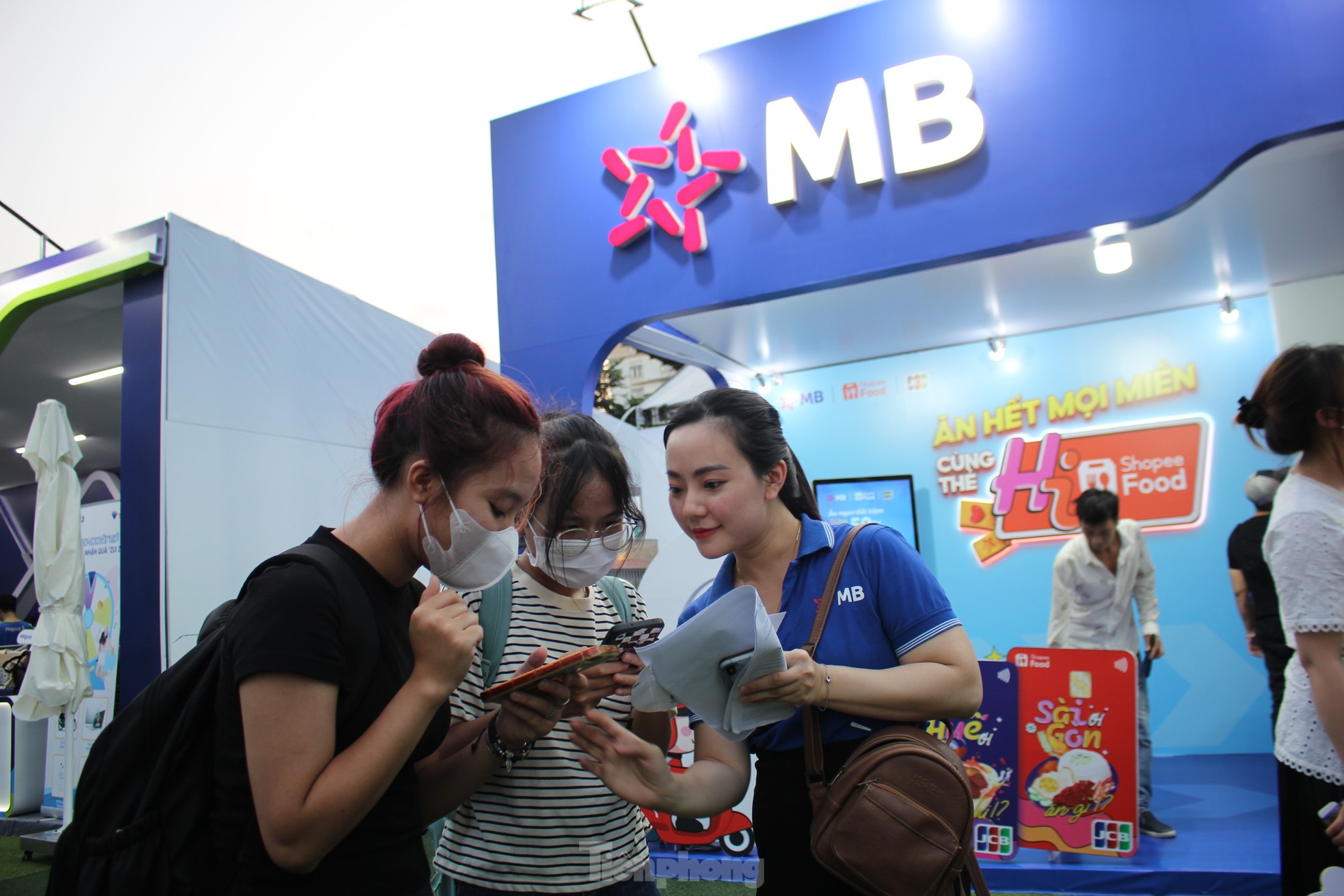 Độc lạ các kiểu check-in tại gian hàng Ngày Thẻ Việt Nam ảnh 11