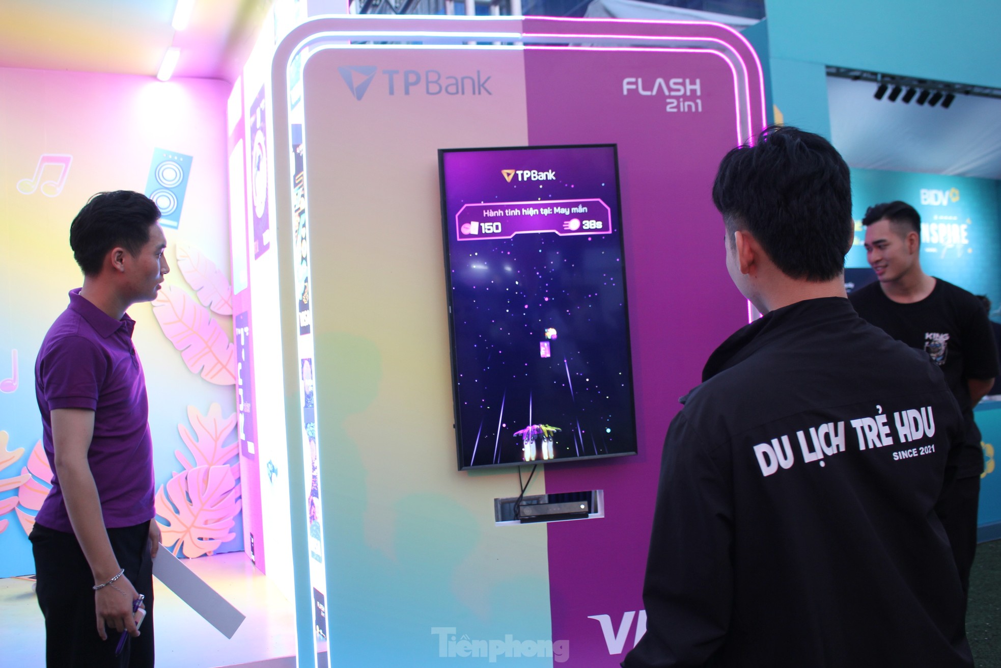 Độc lạ các kiểu check-in tại gian hàng Ngày Thẻ Việt Nam ảnh 17