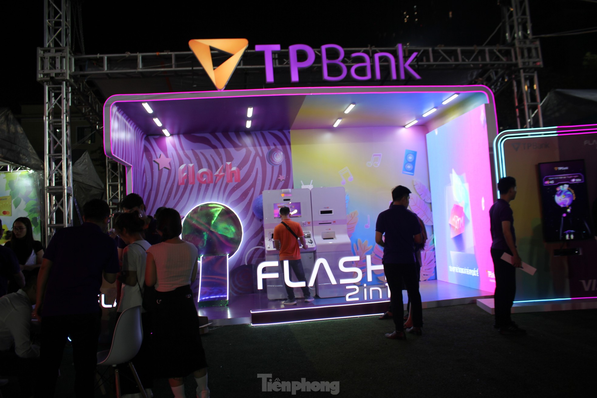 Độc lạ các kiểu check-in tại gian hàng Ngày Thẻ Việt Nam ảnh 16