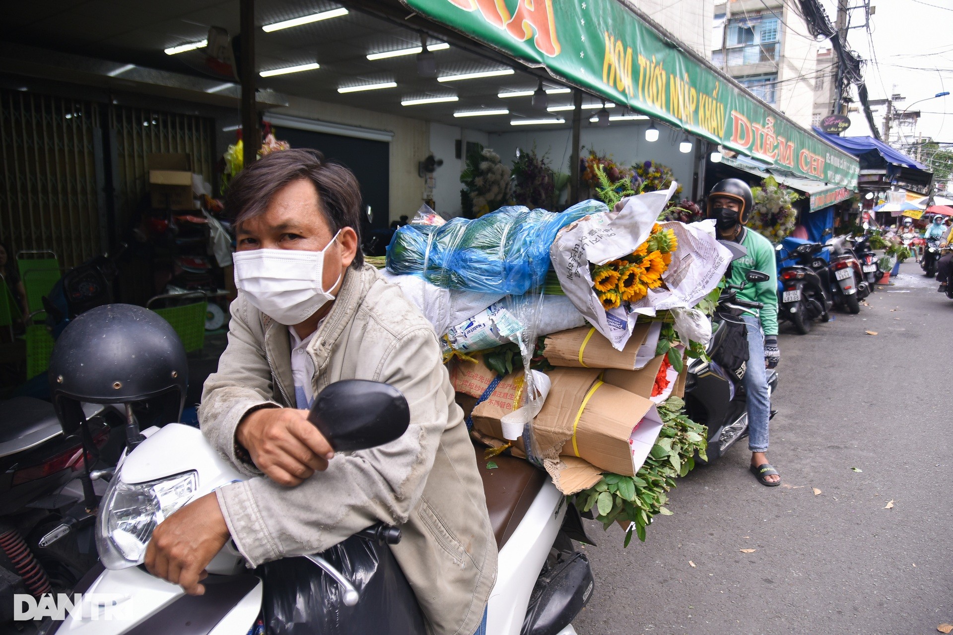 Chợ hoa lớn nhất TPHCM đìu hiu trước dịp lễ 20/10 ảnh 2