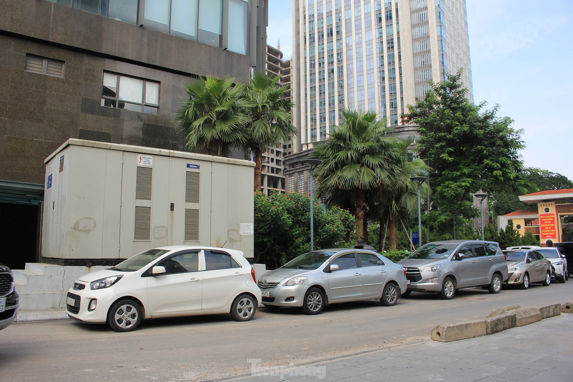 Sắp có kết quả xử lý vi phạm quy hoạch xây dựng cao ốc hai bên đường Lê Văn Lương ảnh 11