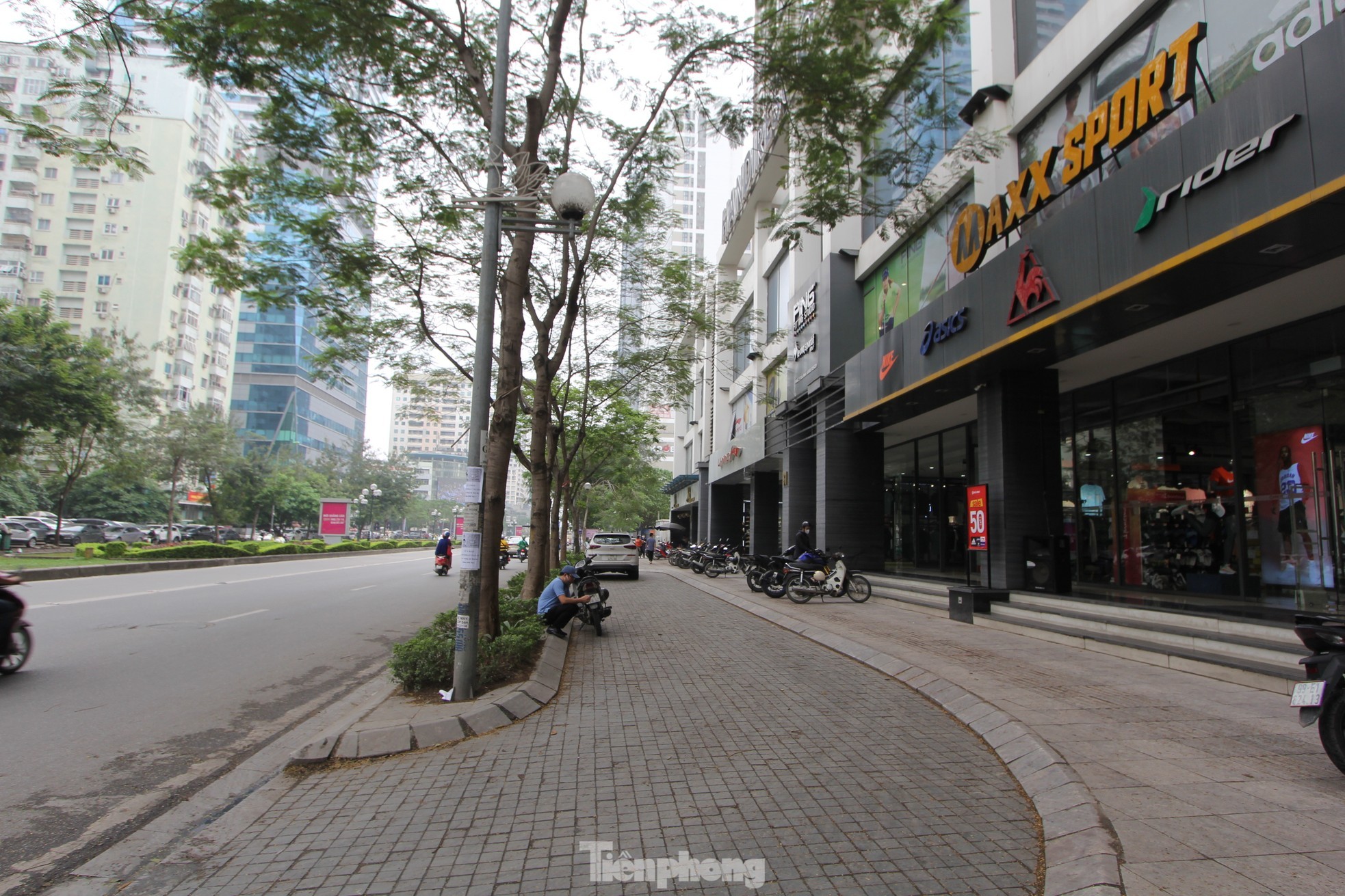 Sắp có kết quả xử lý vi phạm quy hoạch xây dựng cao ốc hai bên đường Lê Văn Lương ảnh 7