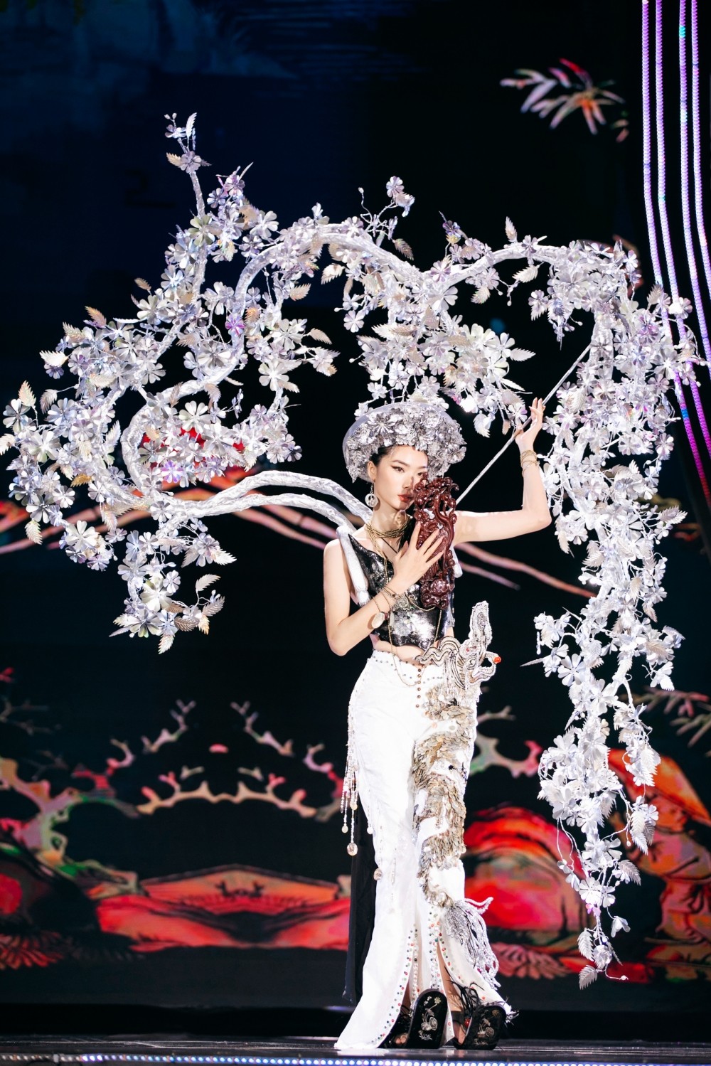 Trang phục Dân tộc độc đáo, mang cảm hứng về tương lai tại Miss Cosmo Vietnam 2023 ảnh 9