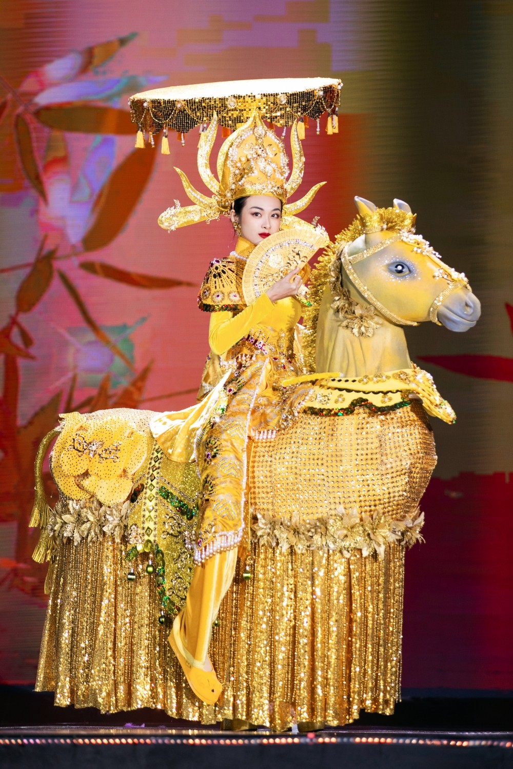 Trang phục Dân tộc độc đáo, mang cảm hứng về tương lai tại Miss Cosmo Vietnam 2023 ảnh 2