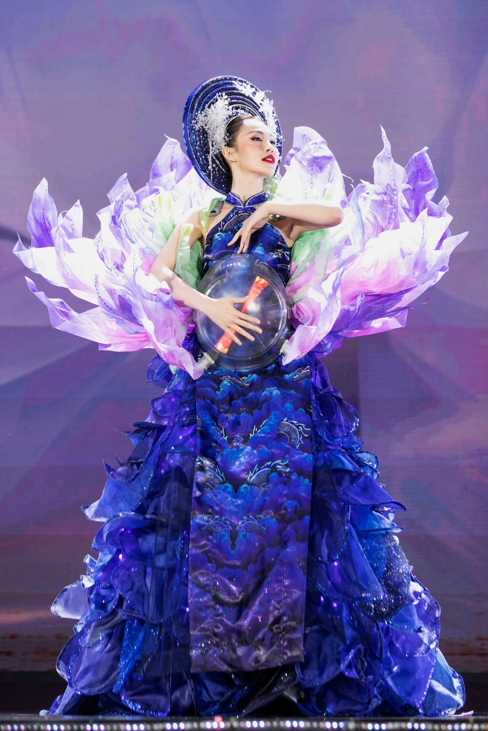 Trang phục Dân tộc độc đáo, mang cảm hứng về tương lai tại Miss Cosmo Vietnam 2023 ảnh 8