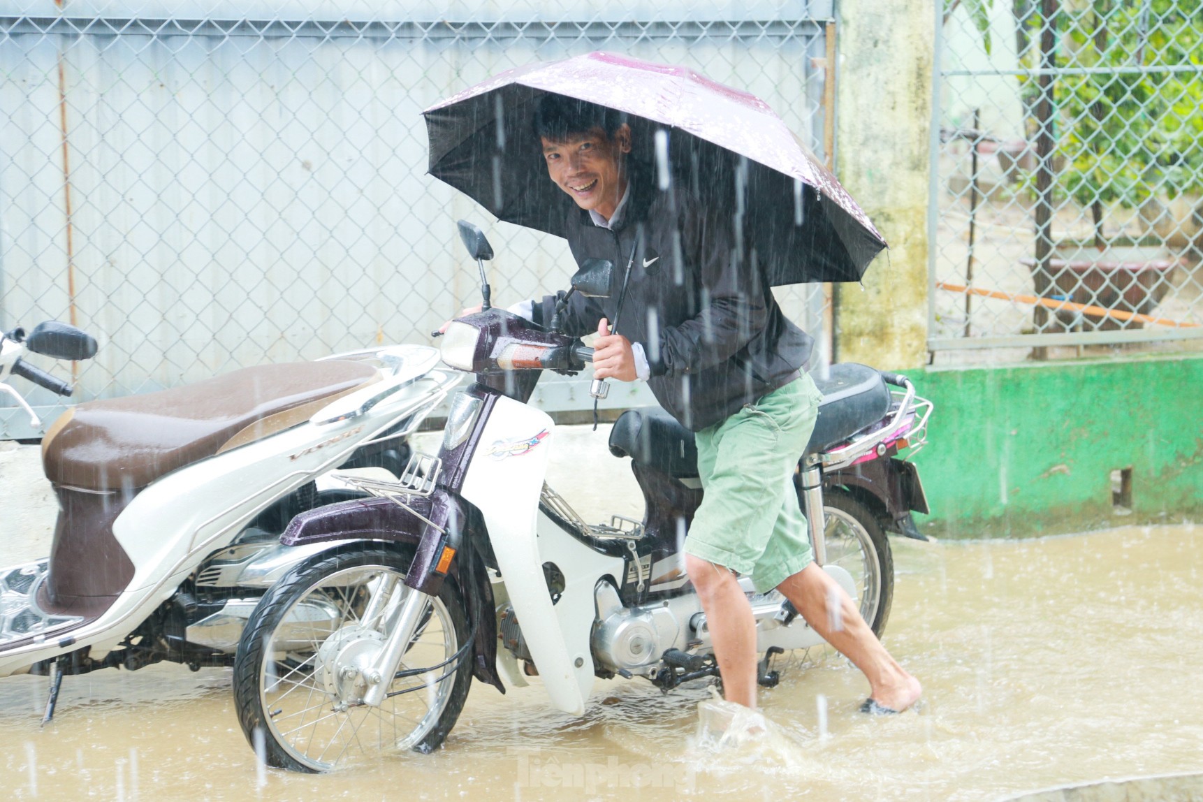 Sinh viên dầm mưa, sửa xe miễn phí cho người dân ở 'rốn ngập' Đà Nẵng ảnh 2