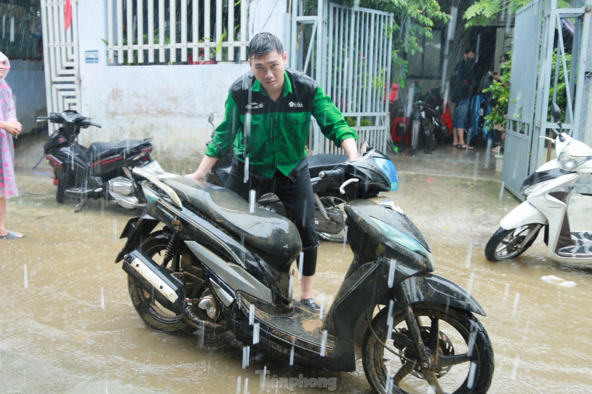 Sinh viên dầm mưa, sửa xe miễn phí cho người dân ở 'rốn ngập' Đà Nẵng ảnh 3