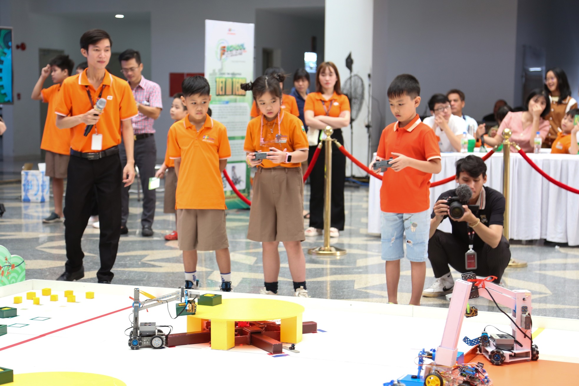 Robot, trò chơi thực tế ảo, STEM... thu hút học sinh Đà Nẵng ảnh 10