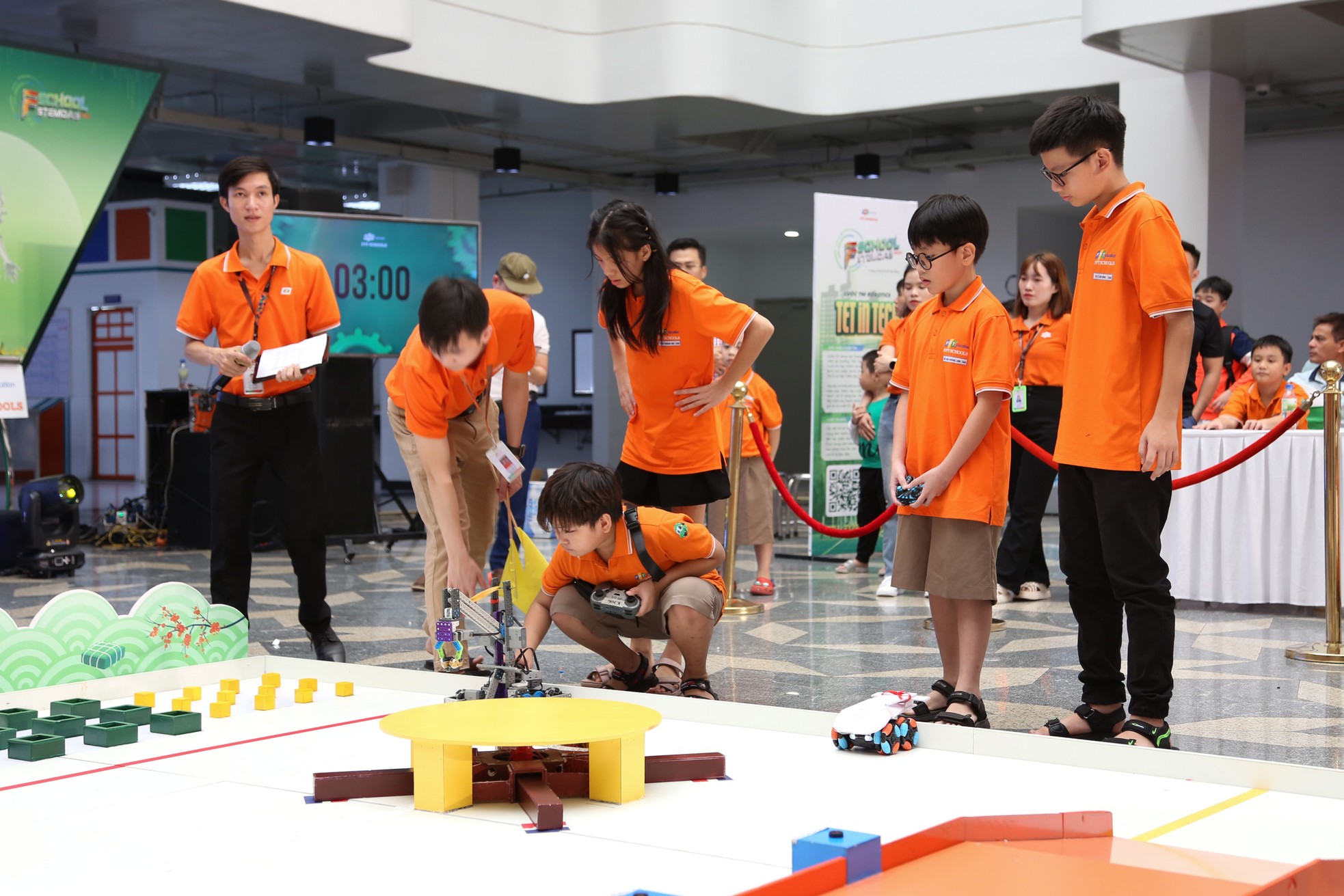 Robot, trò chơi thực tế ảo, STEM... thu hút học sinh Đà Nẵng ảnh 9