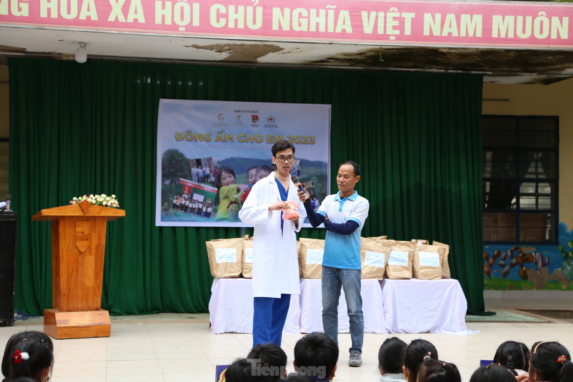 Mang đông ấm đến với trẻ em miền núi Đà Nẵng ảnh 4